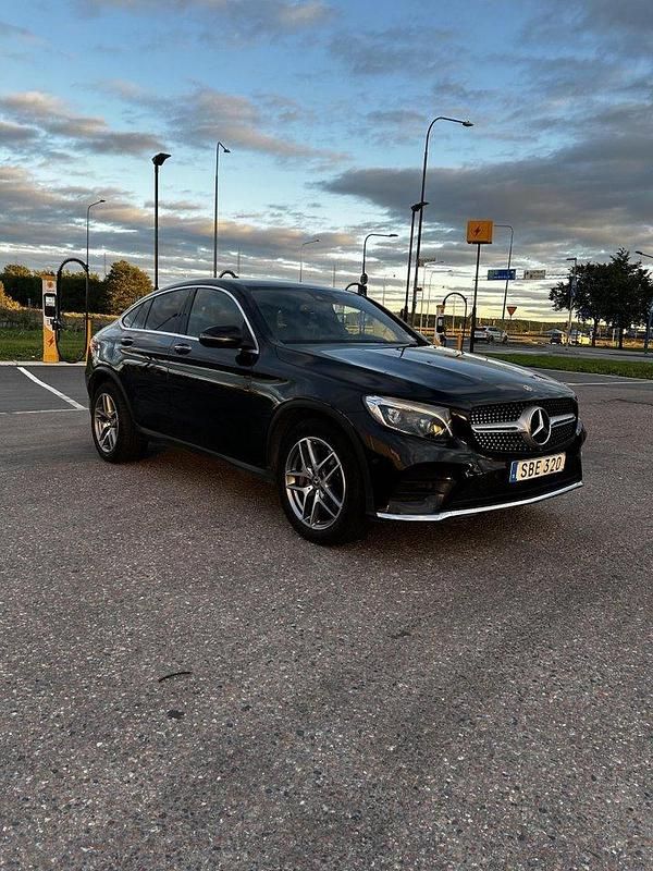 Svart Begagnad 2018 Mercedes GLC220 AMG line Sportkupé | 319 000 kr (Marknadspris) - Bild 1/4