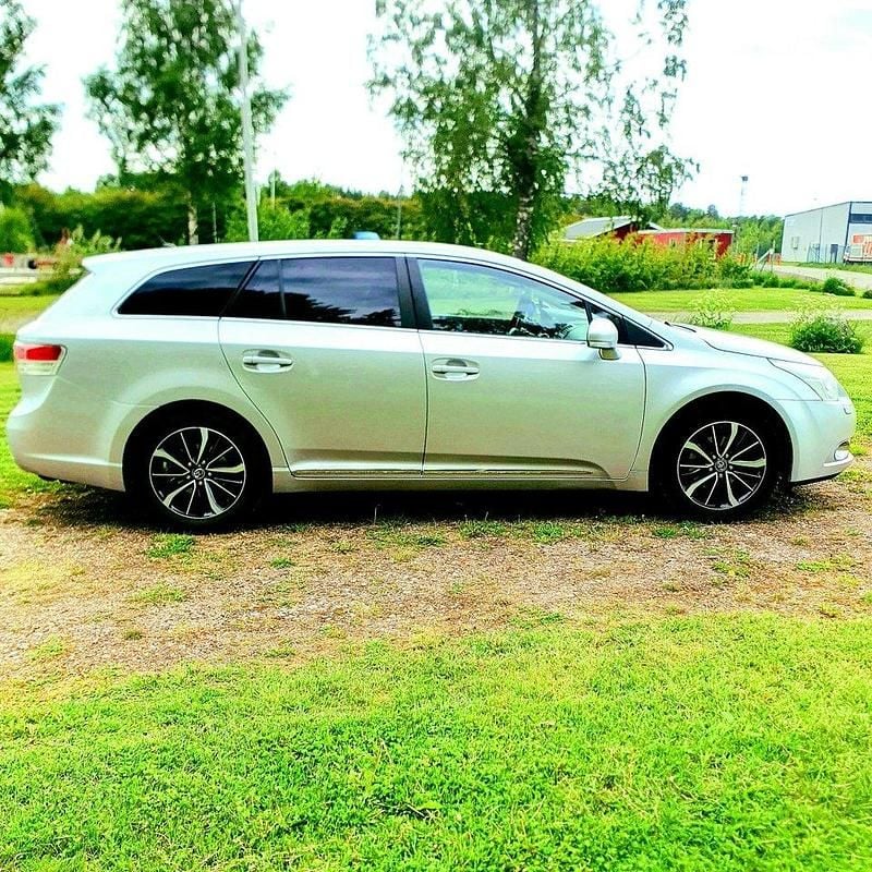 Silver Begagnad 2011 Toyota Avensis Business Edition Kombi | 21 000 kr (Superpris) - Bild 1/2