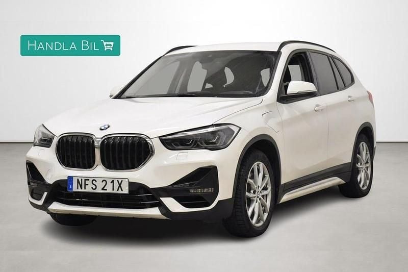 Vit Begagnad 2021 BMW X1 Sport Line SUV | 289 900 kr (Marknadspris) - Bild 1/4
