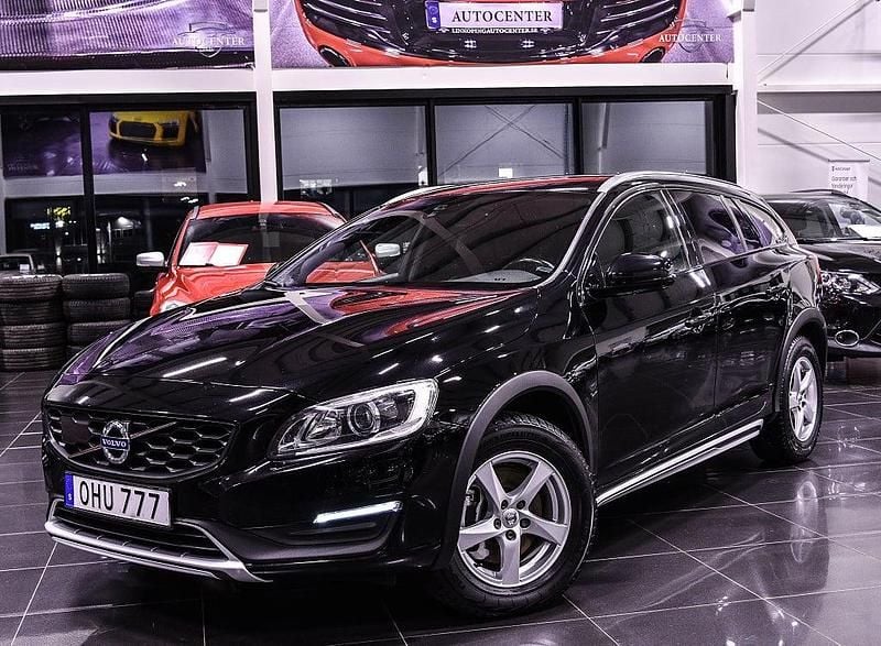 Begagnad Volvo V60 CC Summum 190 HK (139 kW) 2016 Svart Kombi