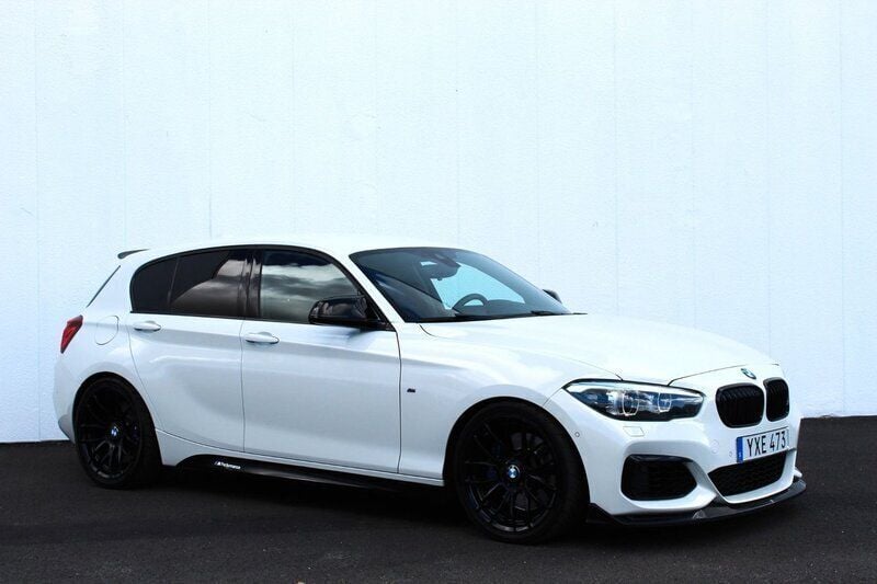 Vit Begagnad 2018 BMW M140 M Sport Halvkombi | 379 900 kr (Bra pris) - Bild 1/4