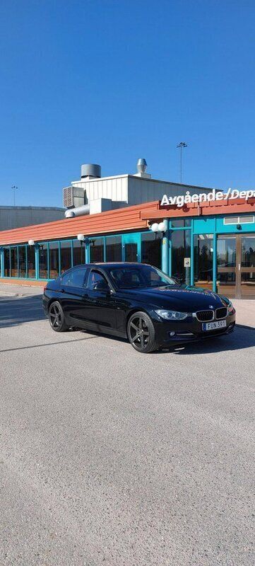 Svart Begagnad 2015 BMW 320 Performance Sedan | 150 000 kr (Superpris) - Bild 1/4