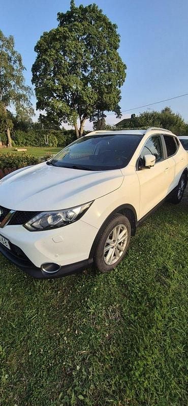 Vit Begagnad 2015 Nissan Qashqai SUV | 99 000 kr (Bra pris) - Bild 1/4
