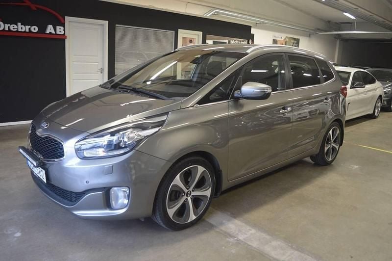 Grå Begagnad 2014 Kia Carens Minibuss | 104 900 kr (Marknadspris) - Bild 1/4