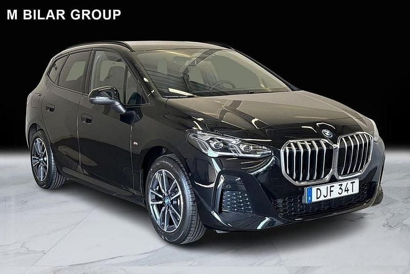 Svart Begagnad 2024 BMW 225 Active Tourer M Sport Minibuss | 439 000 kr (Marknadspris) - Bild 1/4