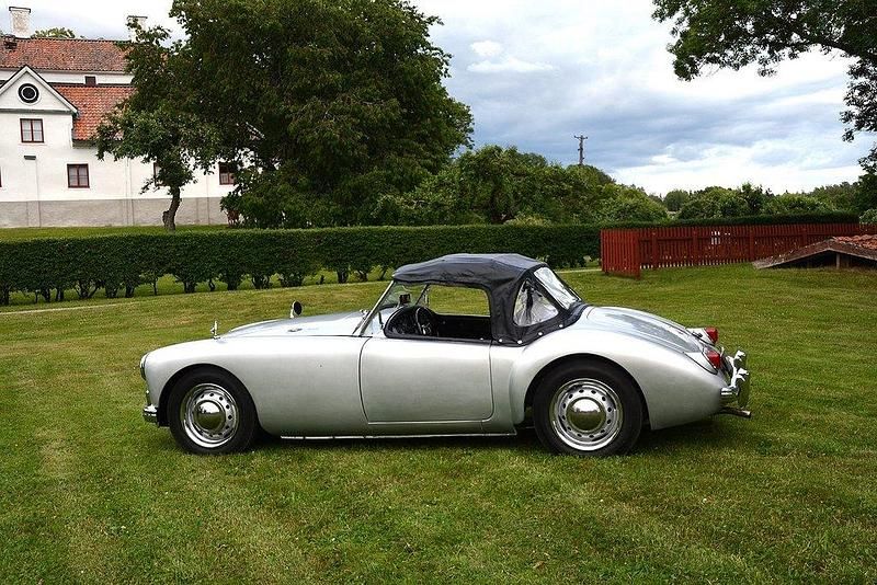 Begagnad MG 1600 90 HK (66 kW) 1959 Silver met/black leather/black convertible top Cab