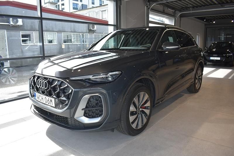 Grå Ny 2025 Audi Q5 SUV | 709 000 kr (Marknadspris) - Bild 1/4