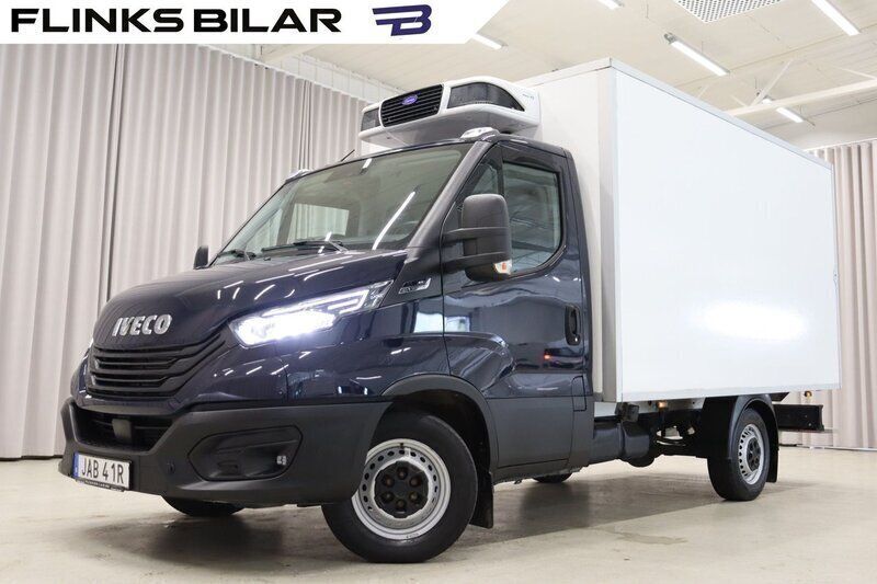 Mörkblå (blå) Begagnad 2023 Iveco Daily Van | 354 900 kr (Superpris) - Bild 1/4