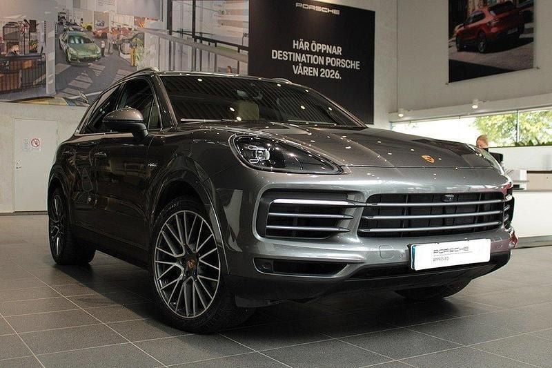 Mörkgrå (quarzite grey metall) Begagnad 2022 Porsche Cayenne SUV | 775 000 kr (Marknadspris) - Bild 1/4