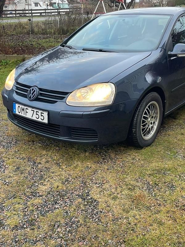 Mörk blå Begagnad 2007 VW Golf V Halvkombi | 25 000 kr (Bra pris) - Bild 1/4