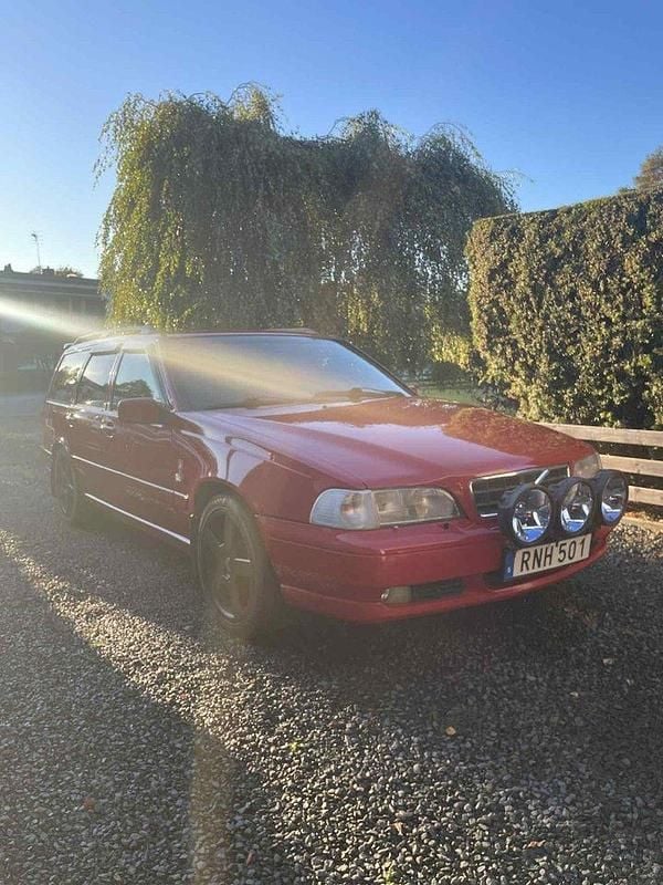 Röd Begagnad 2000 Volvo V70 Standard Kombi | 17 000 kr (Marknadspris) - Bild 1/4