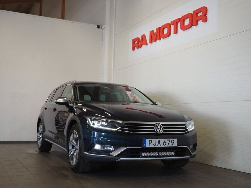 Mörkblå (blå) Begagnad 2017 VW Passat Alltrack Kombi | 209 900 kr (Marknadspris) - Bild 1/3