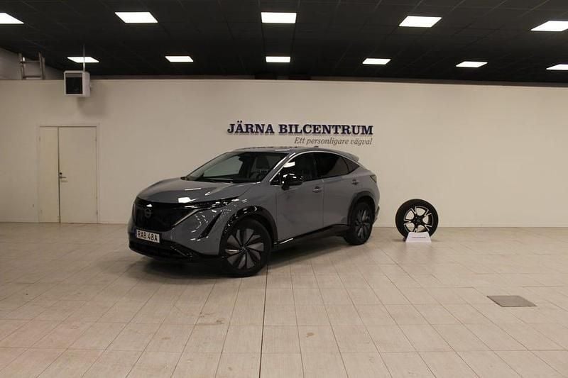 Ljusgrå Begagnad 2022 Nissan Ariya 360º SUV | 379 900 kr (Lite dyr) - Bild 1/4
