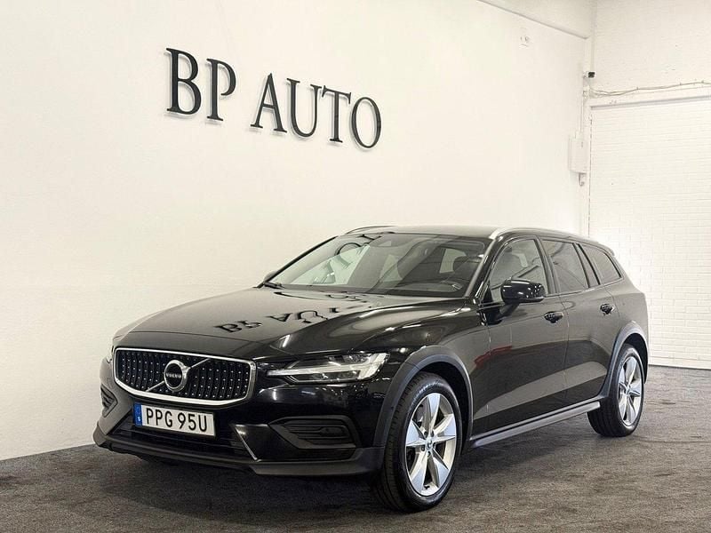 Svart Begagnad 2022 Volvo V60 CC Kombi | 209 900 kr (Superpris) - Bild 1/4