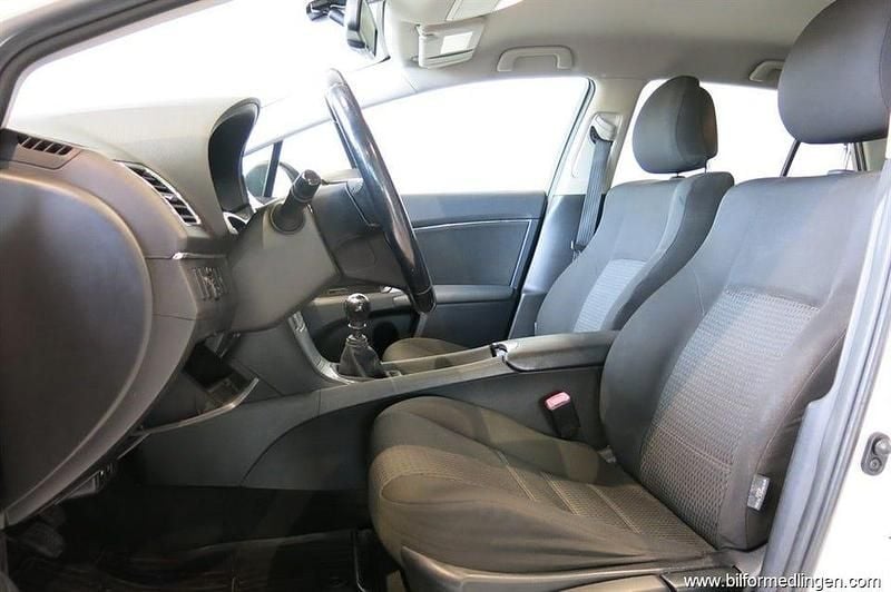 Begagnad Toyota Avensis 124 HK (91 kW) 2012 Silver samma som bilen Kombi