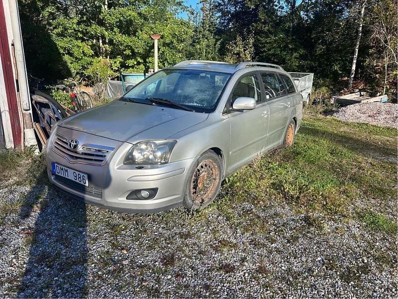 Silver Begagnad 2007 Toyota Avensis Kombi | 9 000 kr (Superpris) - Bild 1/4