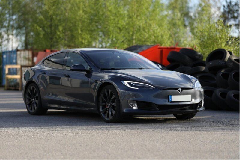 Grå Begagnad 2019 Tesla Model S Sedan | 440 000 kr (Marknadspris) - Bild 1/4