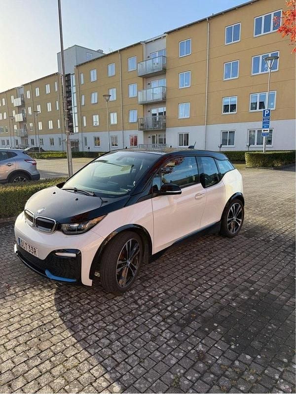 Vit Begagnad 2021 BMW i3 Comfort Edition Halvkombi | 220 000 kr (Marknadspris) - Bild 1/4