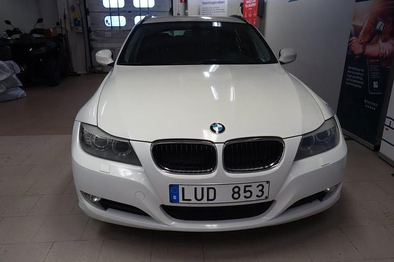 Begagnad BMW 320 184 HK (135 kW) 2011 Alpin vit Kombi