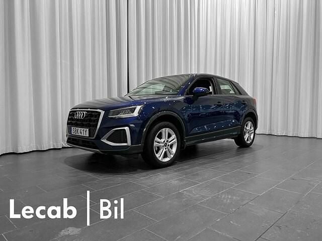 Blå Begagnad 2024 Audi Q2 Advanced SUV | 279 500 kr (Marknadspris) - Bild 1/4