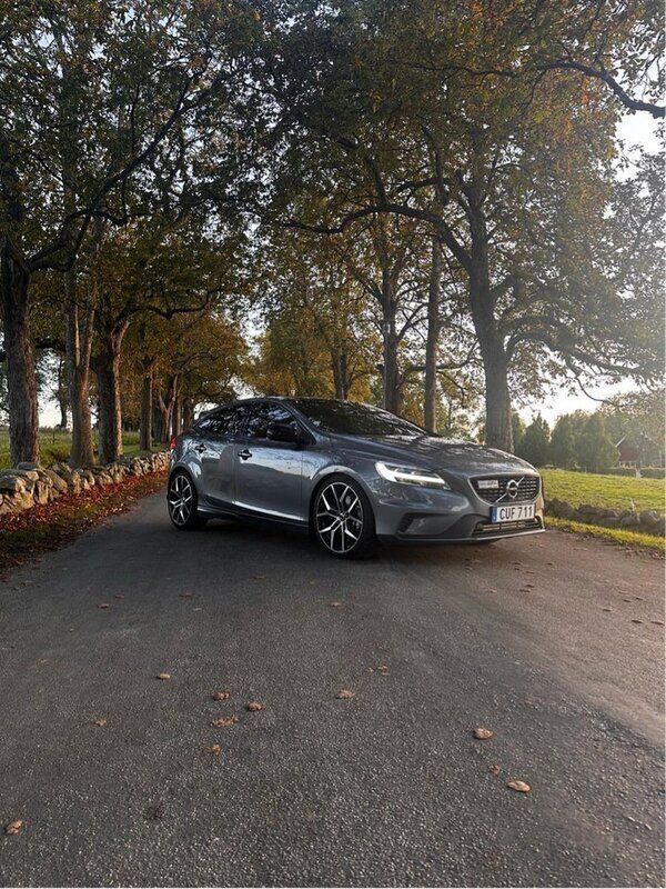 Grå Begagnad 2017 Volvo V40 Kombi | 215 000 kr (Dyr) - Bild 1/4