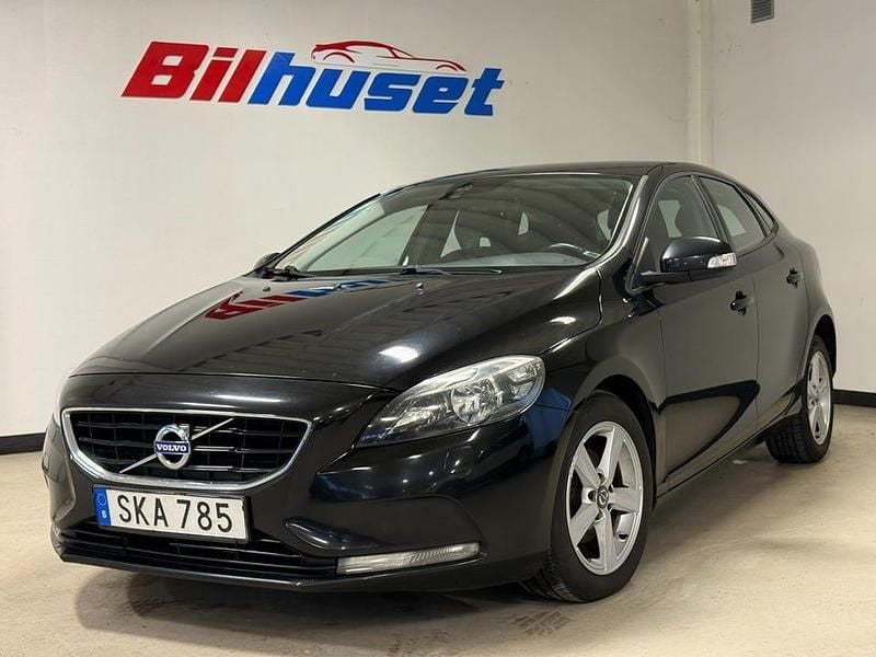 Svart Begagnad 2015 Volvo V40 Kinetic Kombi | 73 000 kr (Marknadspris) - Bild 1/4