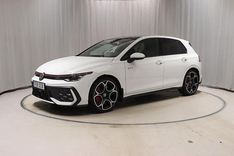 Vit Begagnad 2025 VW Golf VIII GTI Halvkombi | 388 800 kr (Marknadspris) - Bild 1/4