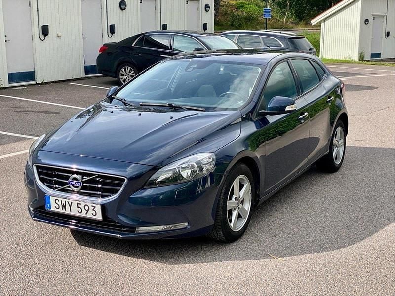 Blå Begagnad 2015 Volvo V40 Kinetic Kombi | 124 000 kr (Bra pris) - Bild 1/4
