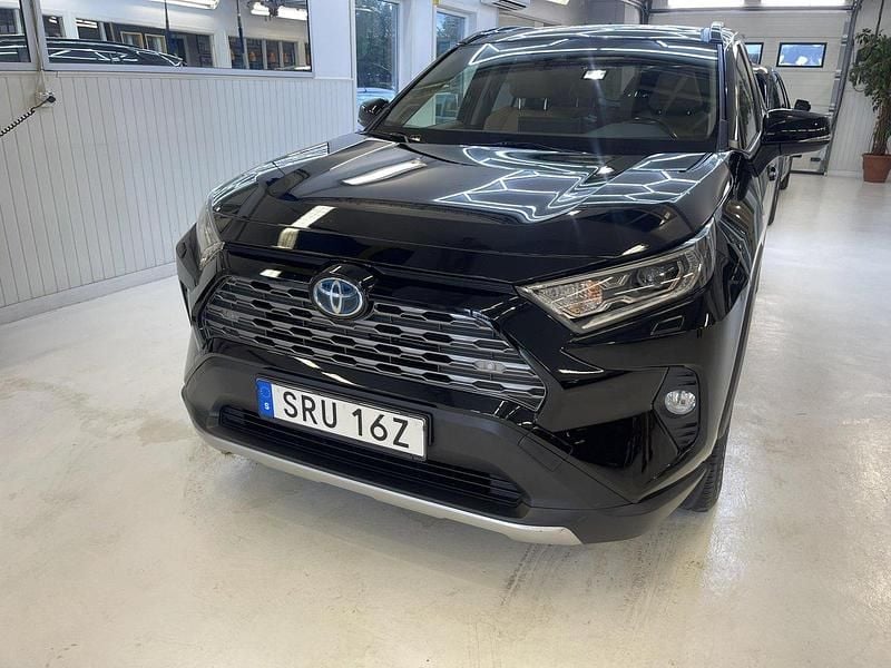 Svart Begagnad 2019 Toyota RAV4 Hybrid Executive SUV | 331 000 kr (Marknadspris) - Bild 1/4