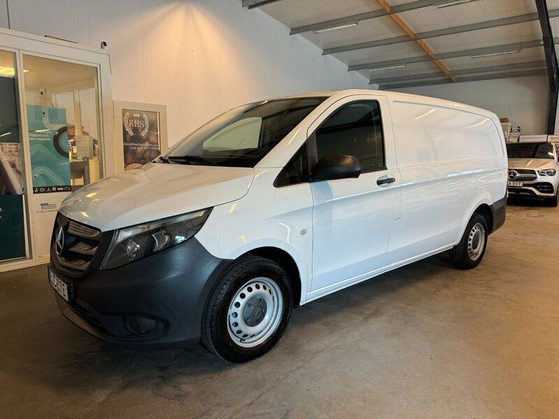 Vit (arktisk vit) Begagnad 2019 Mercedes Vito Minibuss | 209 900 kr (Marknadspris) - Bild 1/4