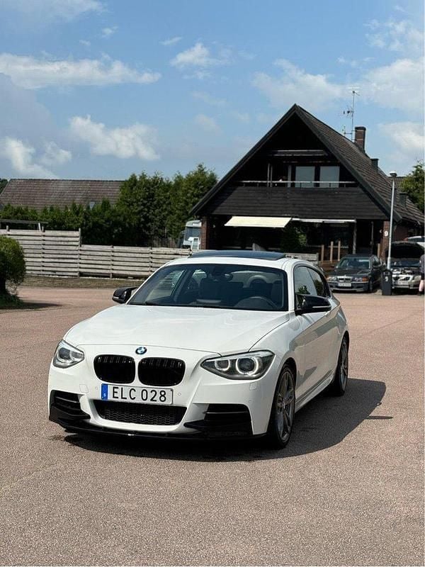 Vit Begagnad 2013 BMW M135 Halvkombi | 229 000 kr (Bra pris) - Bild 1/4