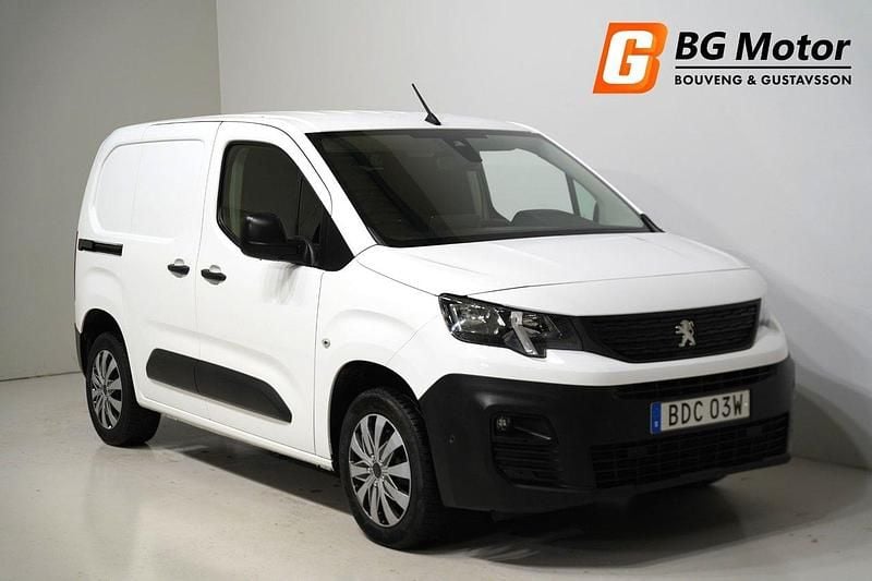 Vit Begagnad 2021 Peugeot Partner Minibuss | 184 900 kr (Marknadspris) - Bild 1/4