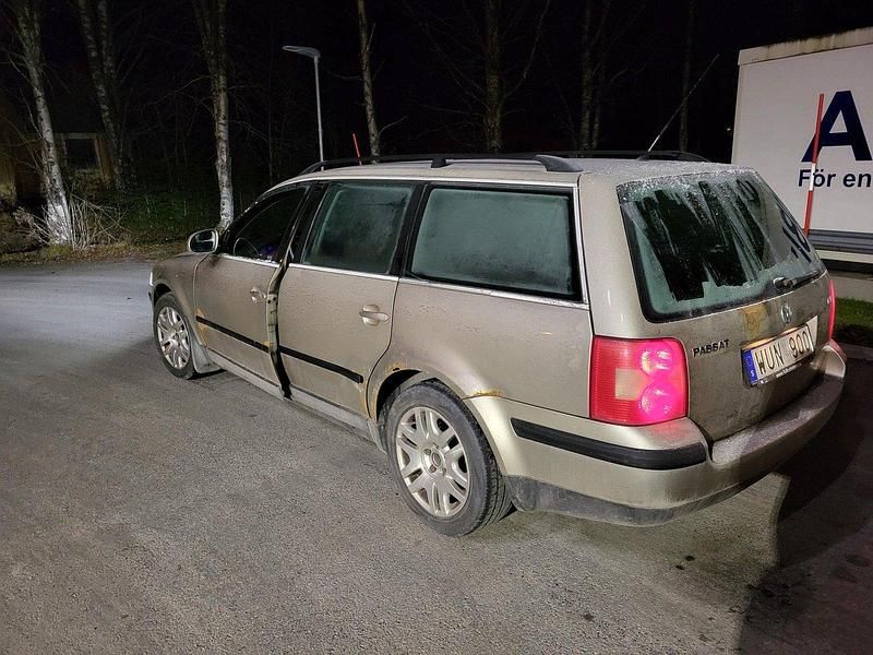 Gul Begagnad 2005 VW Passat Kombi | 6 500 kr (Marknadspris) - Bild 1/4