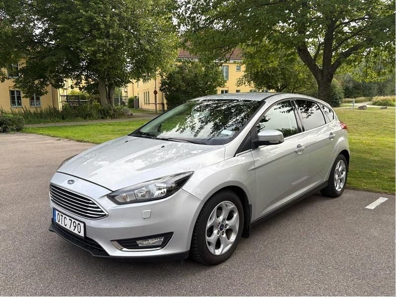 Grå Begagnad 2015 Ford Focus Titanium Halvkombi | 82 000 kr (Marknadspris) - Bild 1/4