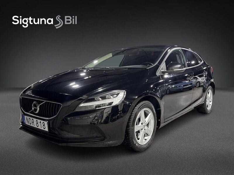 Svart Begagnad 2017 Volvo V40 Momentum Kombi | 174 900 kr (Marknadspris) - Bild 1/3