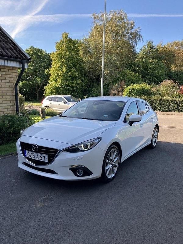 Vit Begagnad 2015 Mazda 3 Inclusive Halvkombi | 115 000 kr (Marknadspris) - Bild 1/4