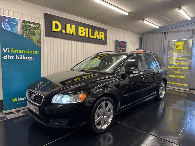 Svart Begagnad 2008 Volvo V50 Momentum Kombi | 59 900 kr (Marknadspris) - Bild 1/4