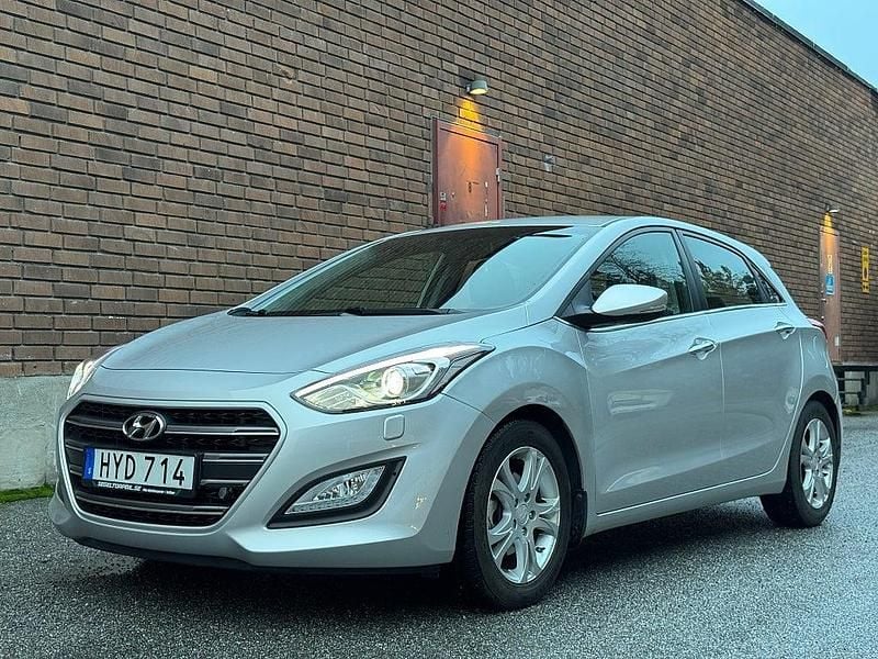 Silver Begagnad 2015 Hyundai i30 Premium Halvkombi | 129 500 kr (Superpris) - Bild 1/4