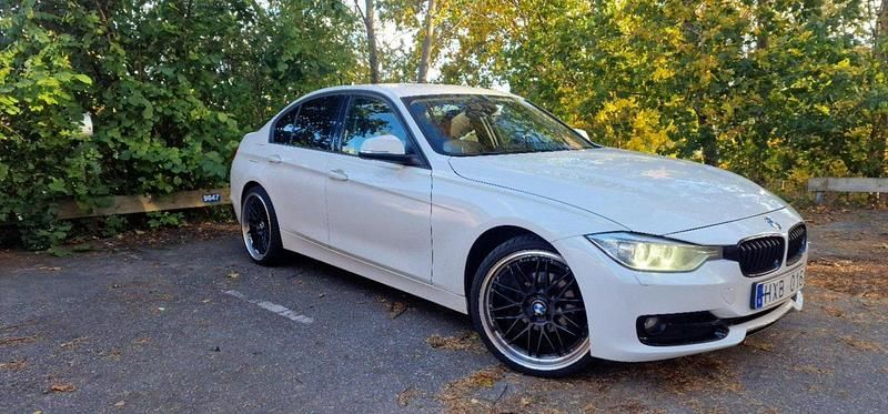 Vit Begagnad 2013 BMW 318 Sport Line Sedan | 90 000 kr (Marknadspris) - Bild 1/4