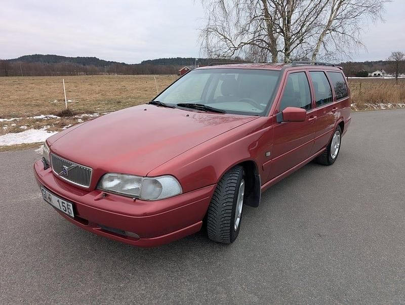Begagnad Volvo V70 165 HK (121 kW) 1999 Röd Kombi