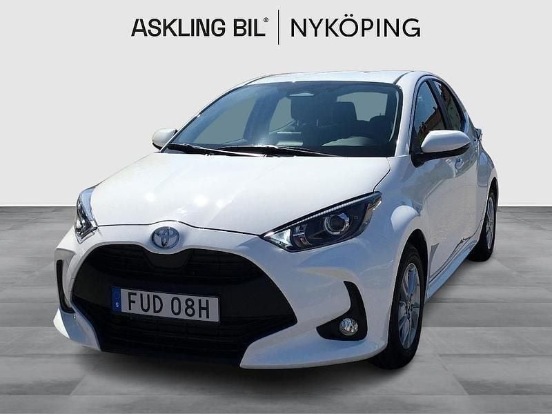 Vit Begagnad 2024 Toyota Yaris Hybrid Active Halvkombi | 244 000 kr (Marknadspris) - Bild 1/4