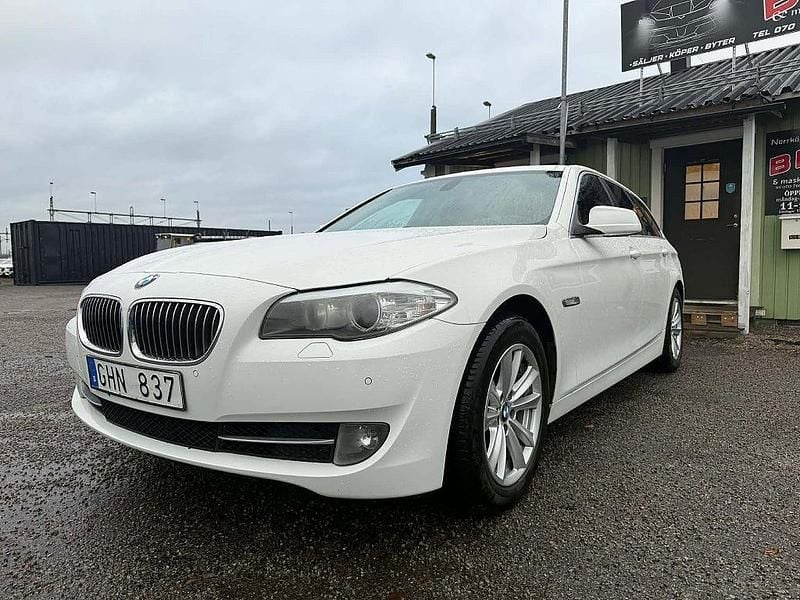 Vit Begagnad 2011 BMW 520 Kombi | 67 900 kr (Marknadspris) - Bild 1/4