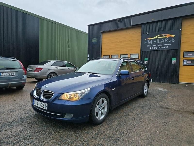 Blå Begagnad 2008 BMW 523 Kombi | 69 900 kr (Marknadspris) - Bild 1/4