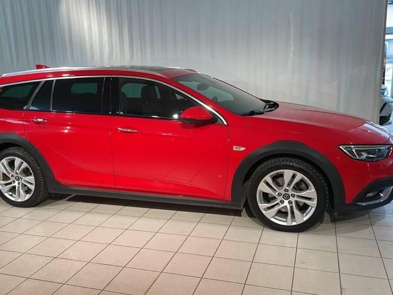 Begagnad Opel Insignia Country Tourer Business 209 HK (153 kW) 2017 Röd Kombi