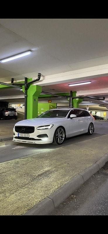 Vit Begagnad 2018 Volvo V90 Momentum Kombi | 185 000 kr (Marknadspris) - Bild 1/4