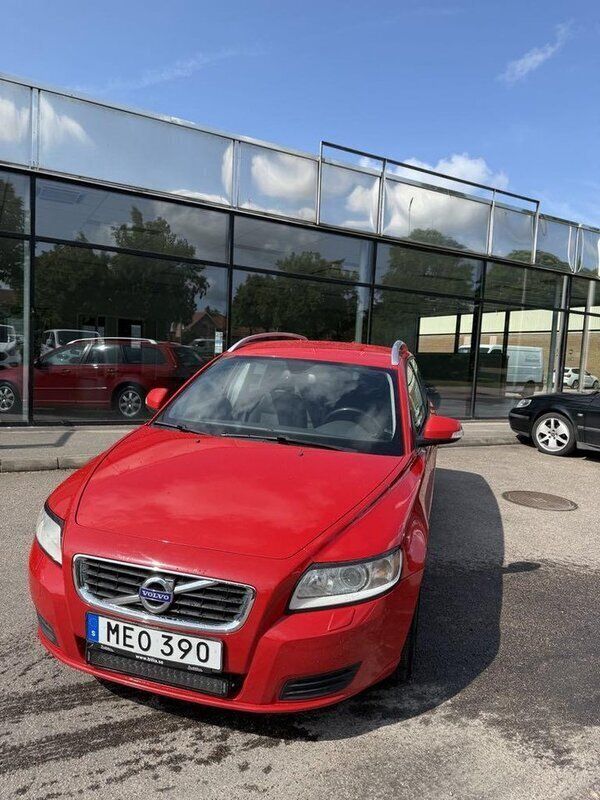Röd Begagnad 2012 Volvo V50 Kinetic Kombi | 65 000 kr (Marknadspris) - Bild 1/4