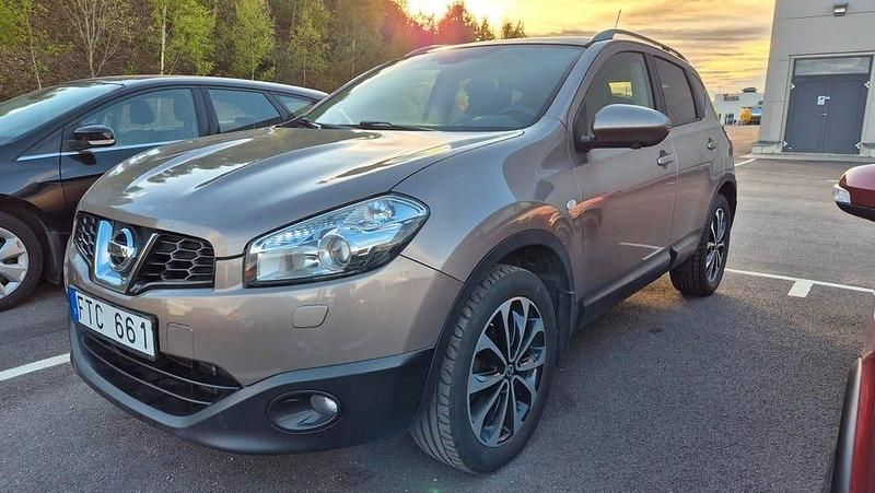 Ljusbrun Begagnad 2012 Nissan Qashqai SUV | 84 900 kr (Marknadspris) - Bild 1/4