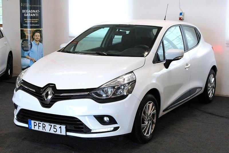 Vit Begagnad 2017 Renault Clio IV Zen Halvkombi | 88 900 kr (Marknadspris) - Bild 1/4