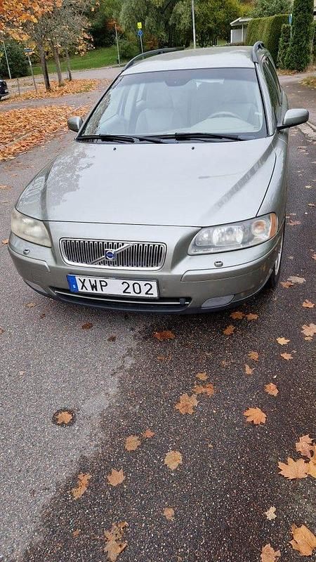 Grön Begagnad 2006 Volvo V70 Kinetic Kombi | 39 000 kr (Marknadspris) - Bild 1/4