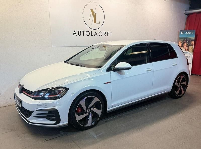 Vit Begagnad 2018 VW Golf VII GTI Halvkombi | 239 700 kr (Marknadspris) - Bild 1/4